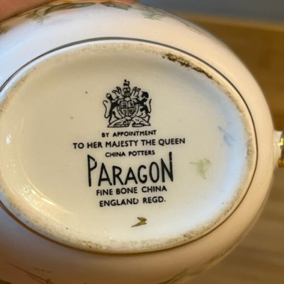 Paragon dainty creamer yellow cabbage rose Made in England Fine bone china vtg - Picture 4 of 4